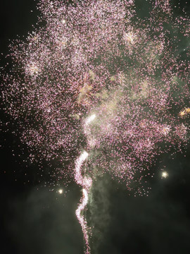 春节夜空里的彩色烟火