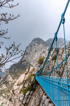 中国河南嵩山三皇寨的连天吊桥