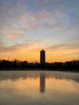 北京大学未名湖与博雅塔
