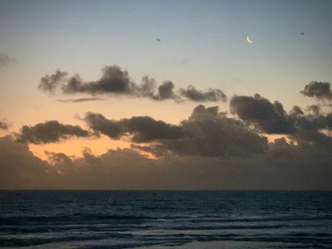 夕阳下的海洋沙滩和浪花