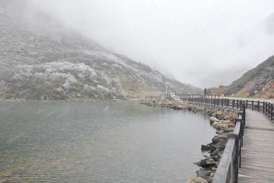 下雪的康定木格措高山湖泊