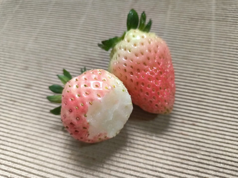 白雪鲜草莓