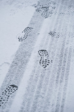 雪中马路上的脚印