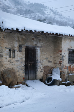 老房子上的雪