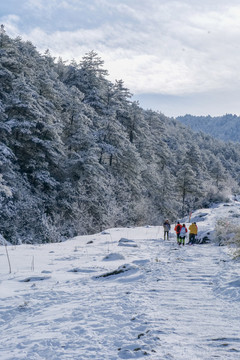 爬雪山的人