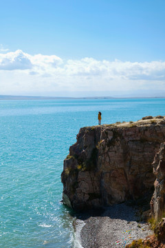 站在海边悬崖上的女人