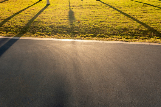 夕阳下草地上的公园小路