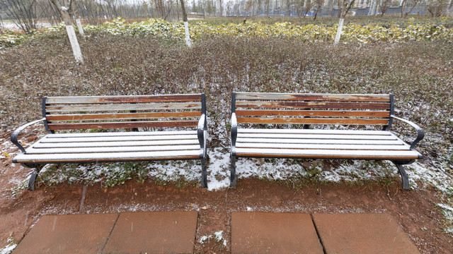 公园积雪的座椅