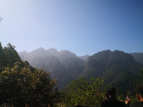 平视山岭