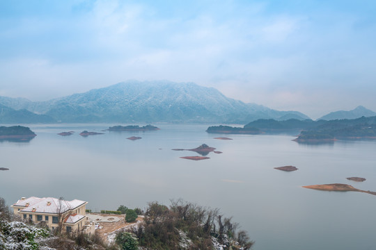 高端湖景别墅