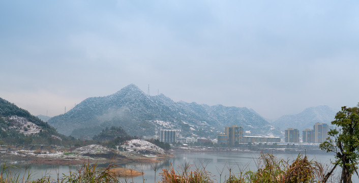 远处城镇和高山雪景