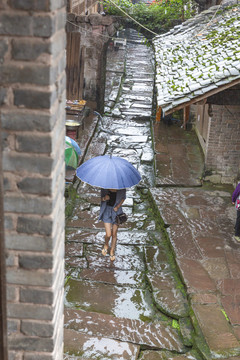 宜宾屏山龙华古镇雨中街景