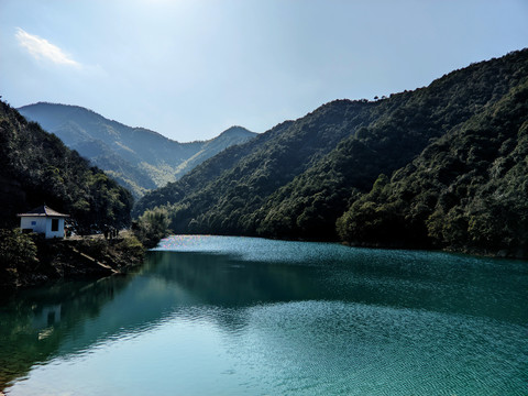 山间水蓝蓝