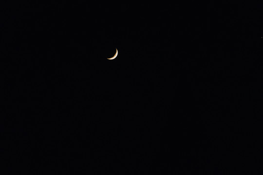 黑夜月牙月亮