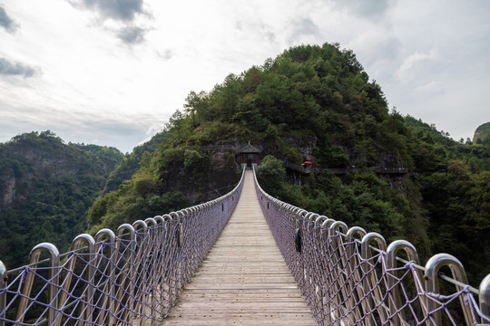 绍兴穿岩十九峰的木吊桥