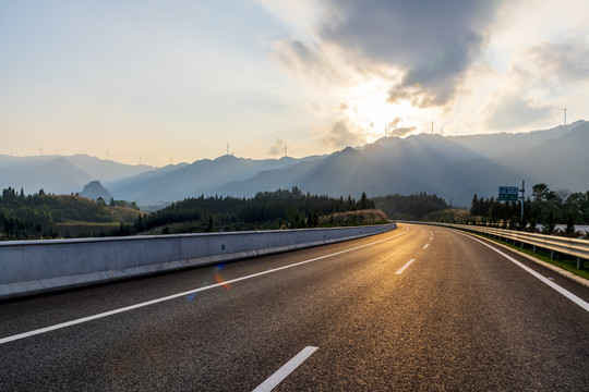 黄昏中的高速公路