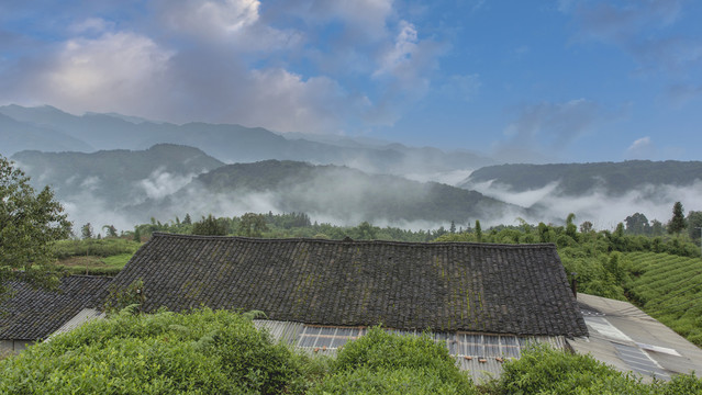 高山沟壑云雾缭绕青瓦屋顶