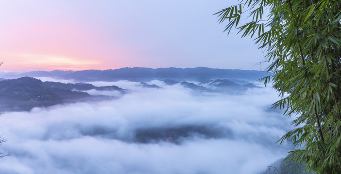 朝霞高山沟壑云雾缭绕