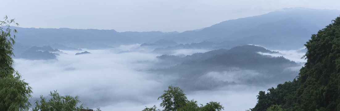 高山沟壑云雾缭绕雾色山峦