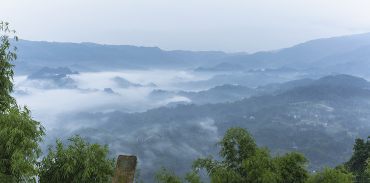 高山沟壑云雾缭绕水墨仙境