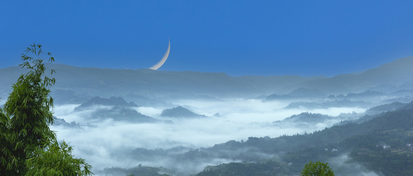高山沟壑云海蓝天月亮