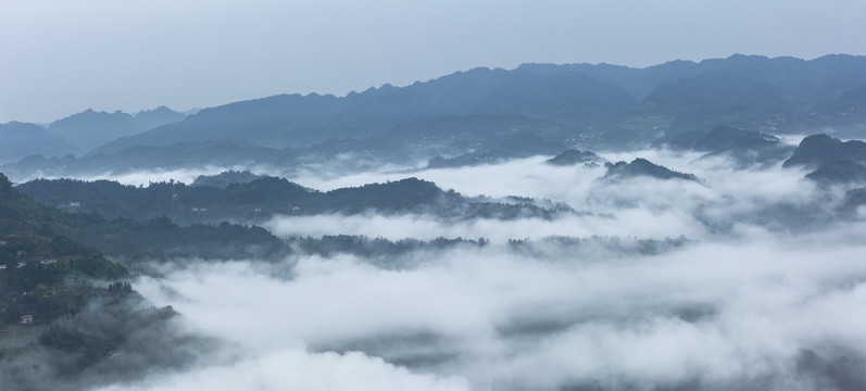 高山沟壑云雾缭绕水墨仙境