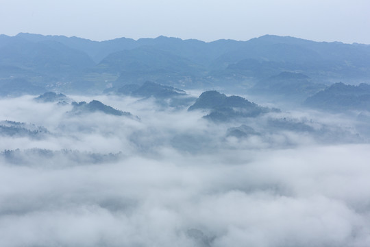 高山沟壑云雾缭绕