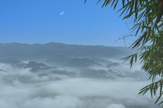 高山云雾缭绕蓝天月亮