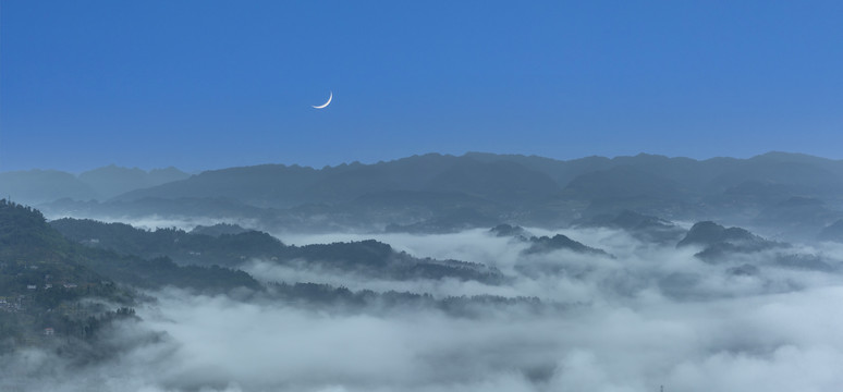高山云雾缭绕蓝天月亮