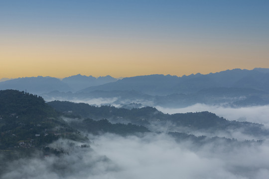 蓝天彩云高山云雾缭绕