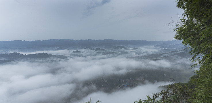 高山沟壑云雾缭绕水墨仙境