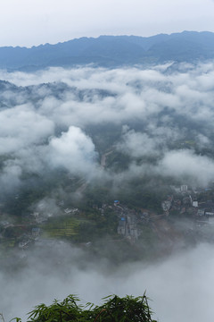 高山沟壑云雾缭绕水墨仙境