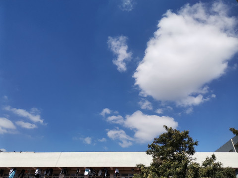 宿舍楼上空的蓝天白云景象