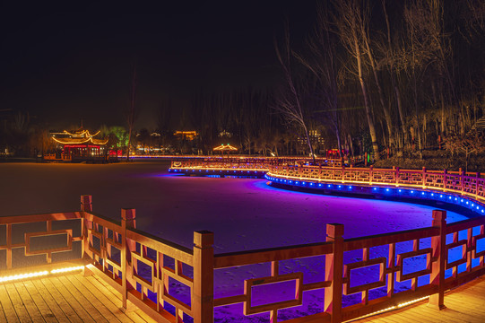 冬季湖泊廊桥夜景
