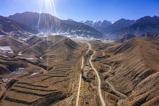 山沟道路