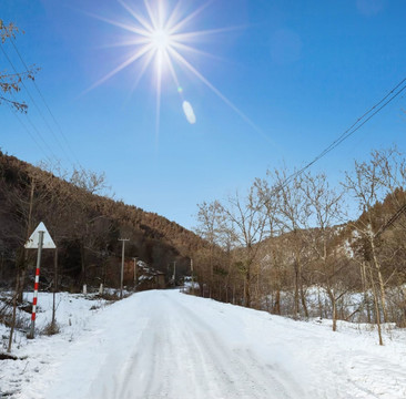 下雪的公路