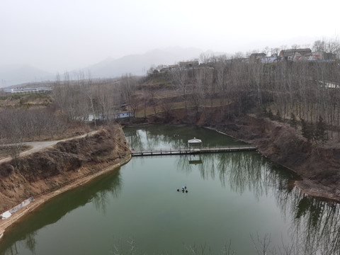 秦岭山下环山路口水库