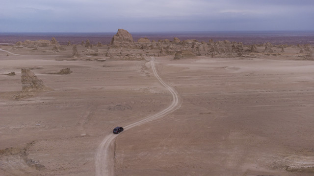 俄博梁荒漠中的路