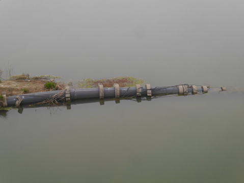 水管从湖里取水