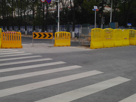 修整公路禁止通过围栏