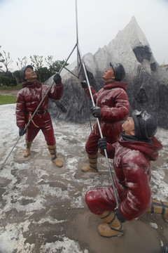 登山雕塑