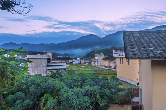 傍晚的山村风景