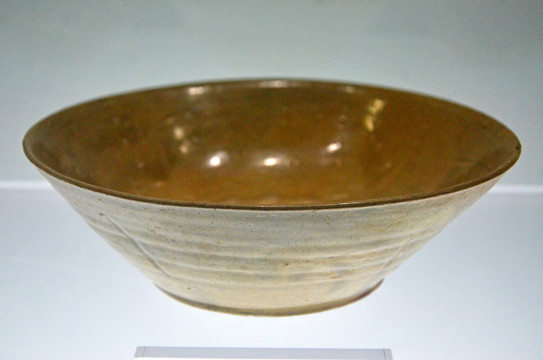 唐代青釉荷叶纹瓷碗