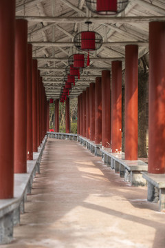 红柱走廊向远方沿伸