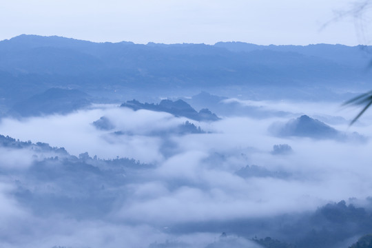 高山沟壑云雾缭绕水墨仙境