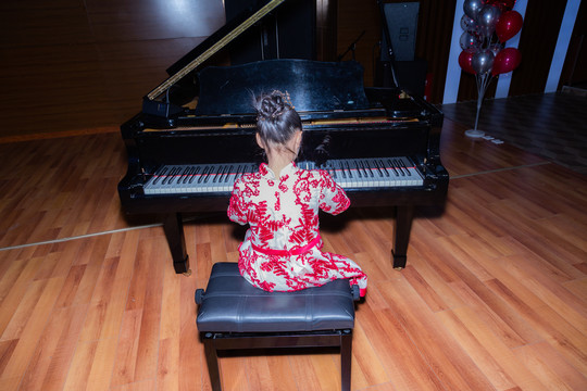 钢琴演奏的小姑娘