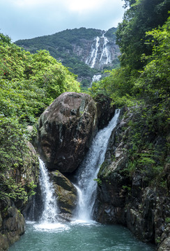 青山绿水瀑布