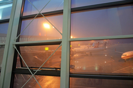 雨中飞机场
