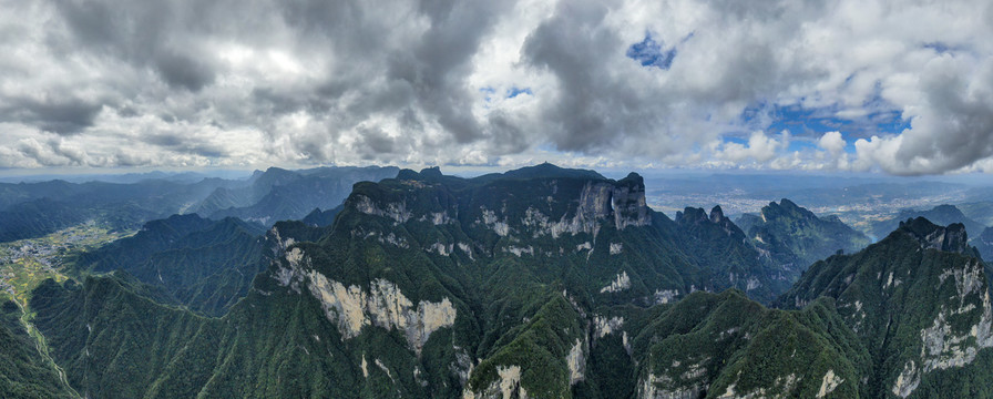 湖南张家界天门山全景图