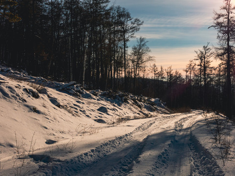 傍晚森林积雪山路